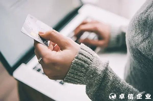 為什么香港銀行開戶時附帶金融產品？